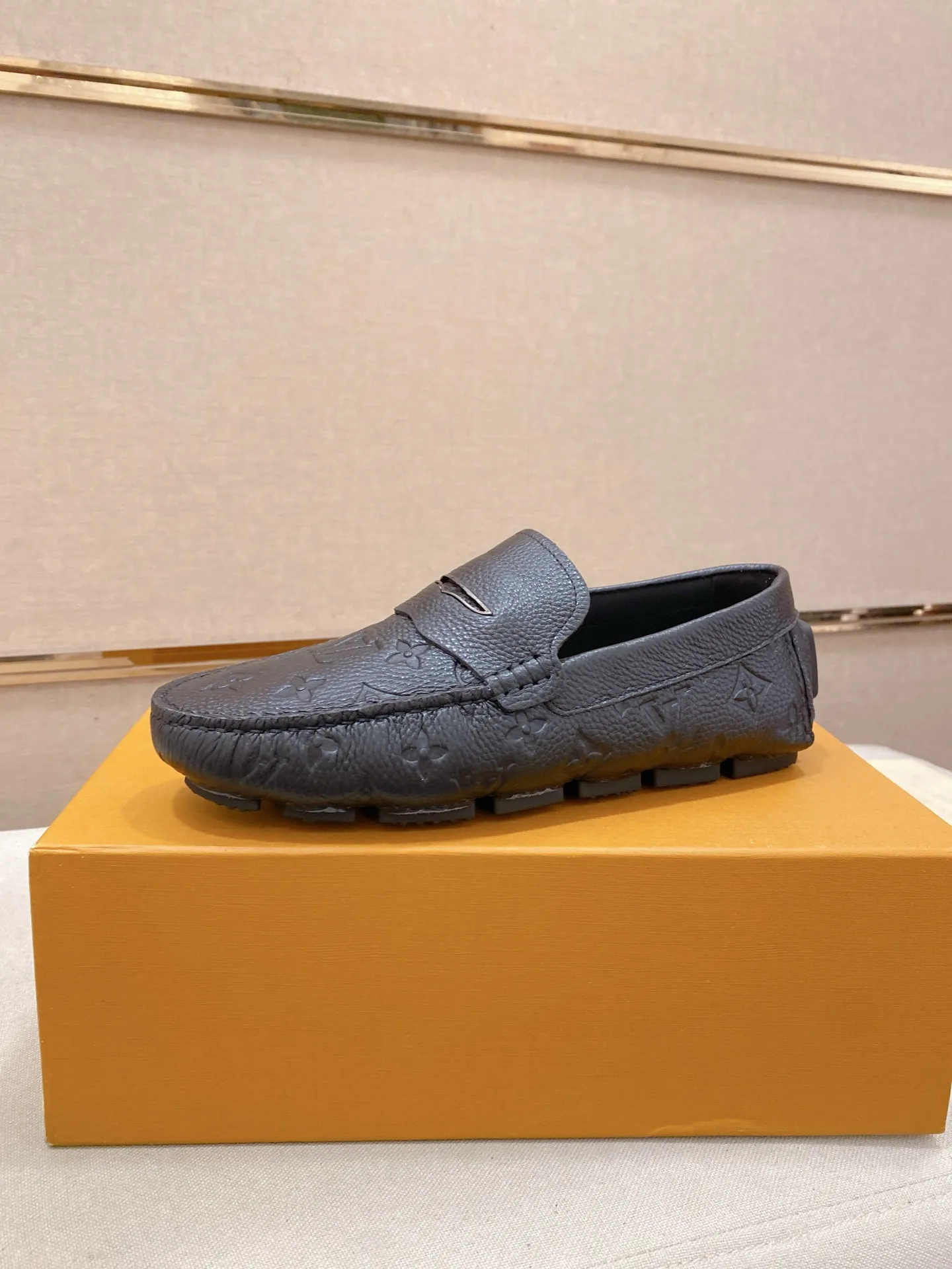 Factory price: 500💰High-end quality! LV 🆕🆕Exclusive hot-selling products in stock🔥🔥New products on the shelves, high-quality Ferragamo men's pea shoes, high-end casual driving shoes, with complete packaging! 💪 💪 Material: imported pebbled cowhide 🐂 + imported high-quality buffalo leather lining + wear-resistant outsole 👍🏻👍🏻 Features: high-end and comfortable, purely handmade 🚀 🚀 Create the perfect shoe that suits you best 🔥 🔥 Size: (38-44) 45 standard size can be customized!